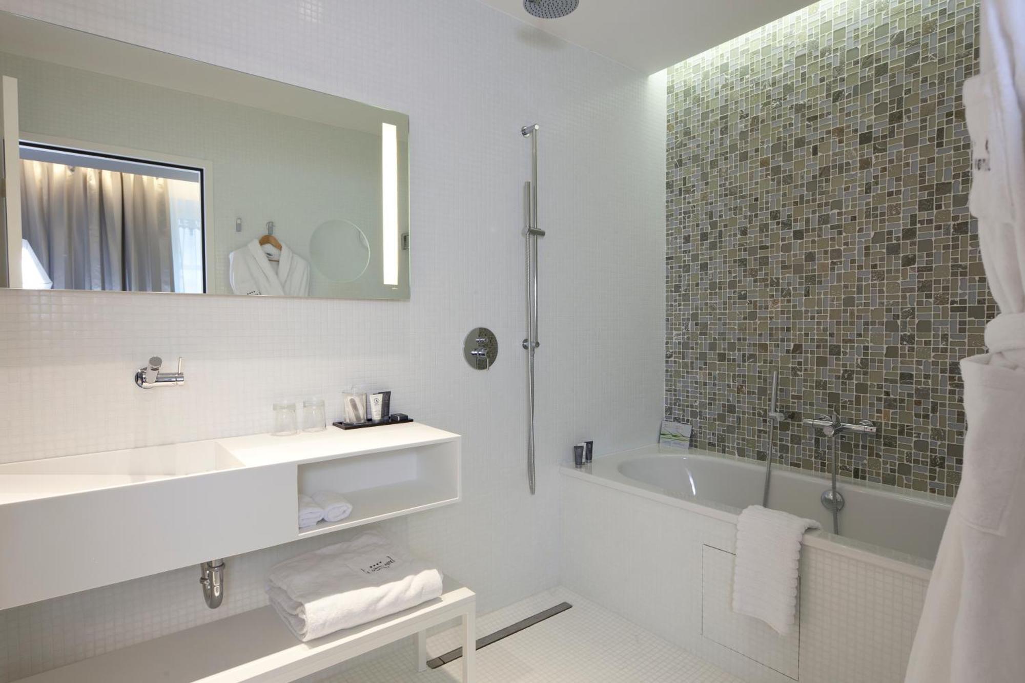 Le Grand Grenoble, Bw Premier Collection By Western Grenoble